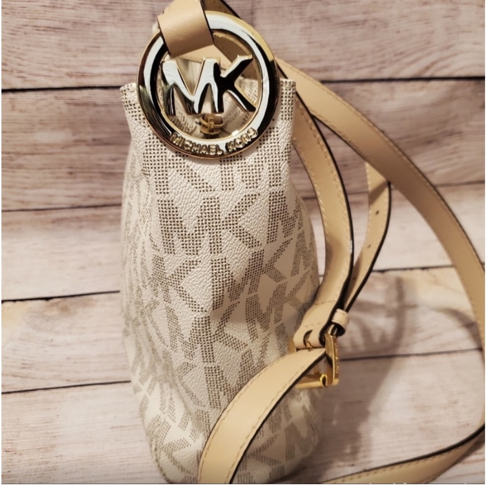 NWOT Michael kores jet set messenger crossbody.